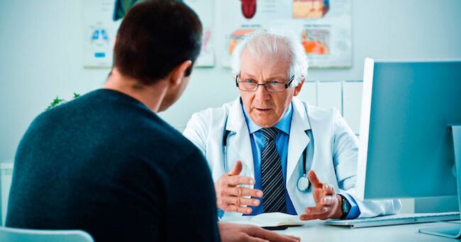 Lekarz doradza mężczyźnie leki na potencję
