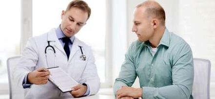 Urolog leczy wydzielinę patologiczną u mężczyzny